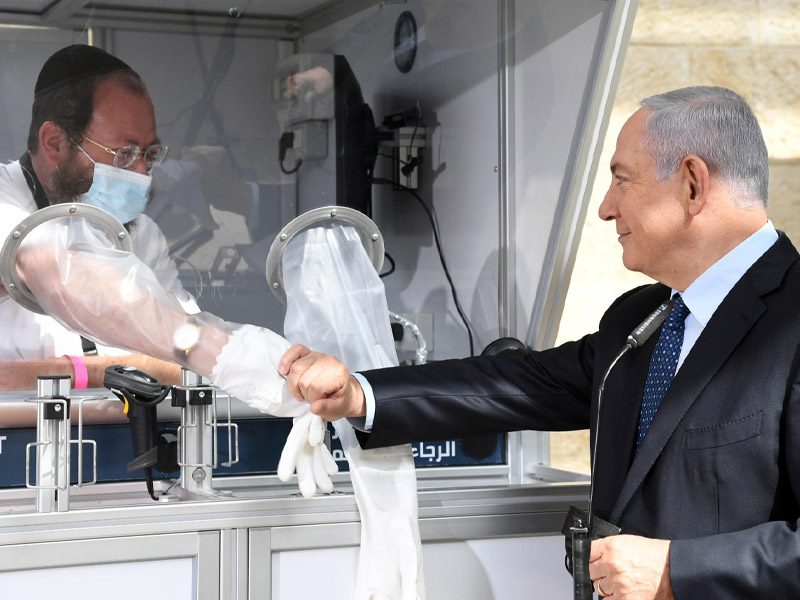 Premier Netanyahu am neuen Coronavirus-Labor im Flughafen Ben Gurion